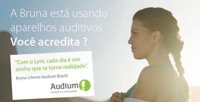 Bruna usando aparelho auditivo Lyric